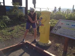 Mさんもハガキを書いて投函