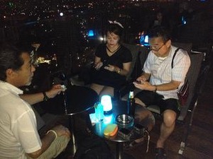 バーで翌日の打ち合わせ