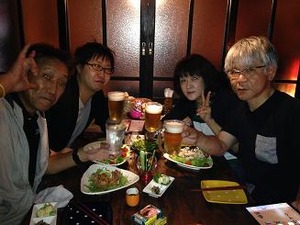 息子と友達夫婦と乾杯