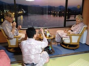 最後の夜に部屋で呑む