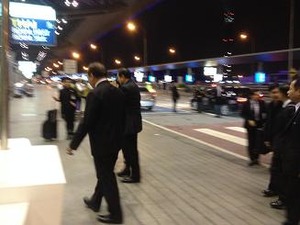空港でP暫定首相と遭遇