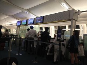 間もなく機上の人に