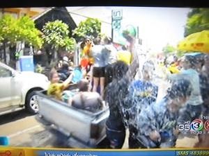 荷台に乗って水掛