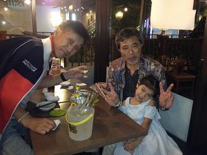 今宵も孫と戯れながら