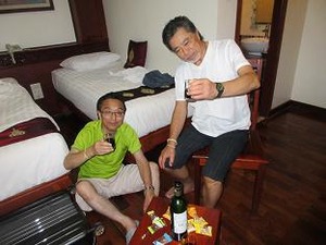 ホテルの部屋で反省会