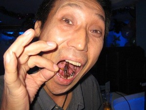 2057「虫食うオイラ」