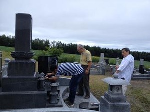 お線香に火を点けて
