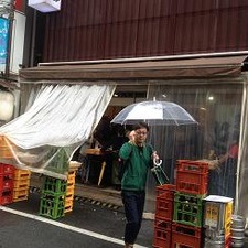 二軒目で雨が降ってきた