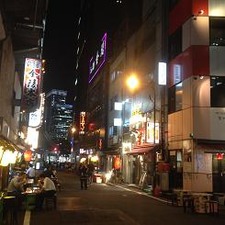 ガード下を抜けると