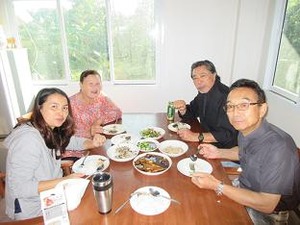 大人数の朝食に笑顔の母
