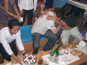 2099「2誕生日かめと抱き合う」