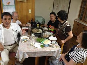 我々はテーブル席で一献