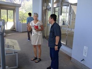 説明する大将