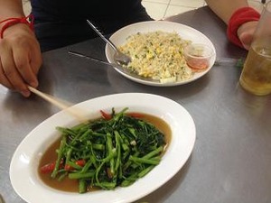 カニチャーハンと空心菜炒め