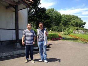 駅前に佇む2人