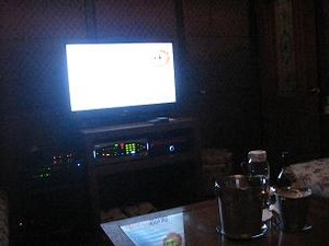 日本人クラブでカラオケ