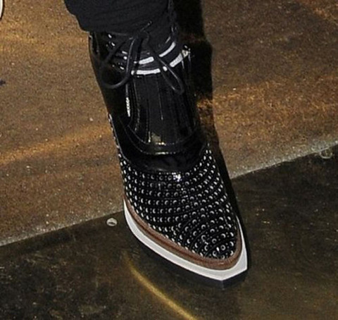 strange_celebrity_shoes_640_08