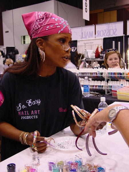 unwieldy_long_fingernails_on_women_640_13