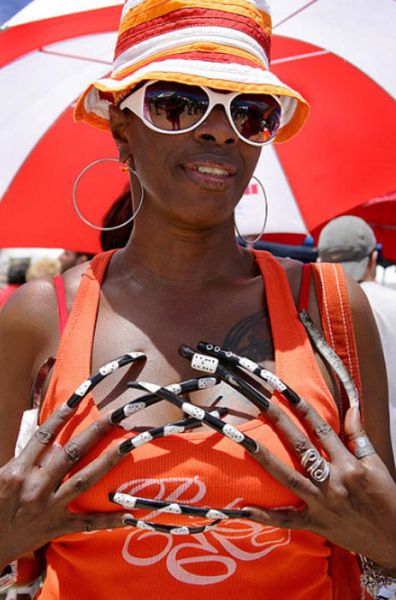 unwieldy_long_fingernails_on_women_640_07