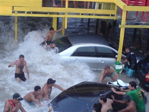 cars_swept_into_the_ocean_640_12