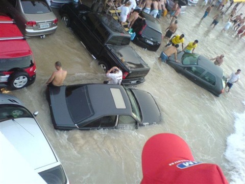 cars_swept_into_the_ocean_640_10
