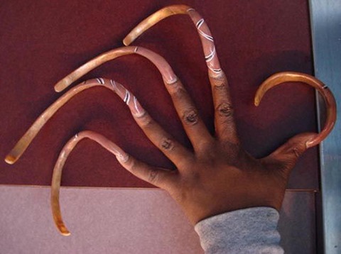 unwieldy_long_fingernails_on_women_640_02