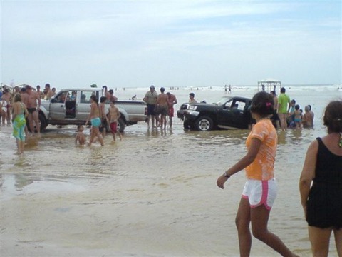 cars_swept_into_the_ocean_640_04