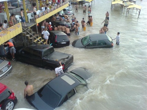 cars_swept_into_the_ocean_640_09