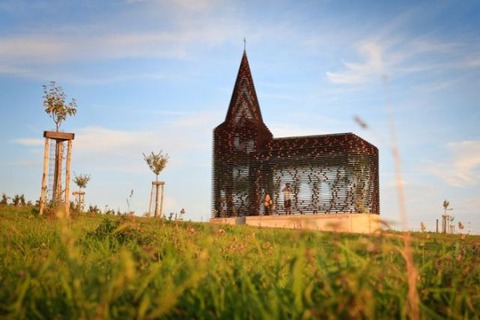 a_church_that_you_can_see_through_640_05