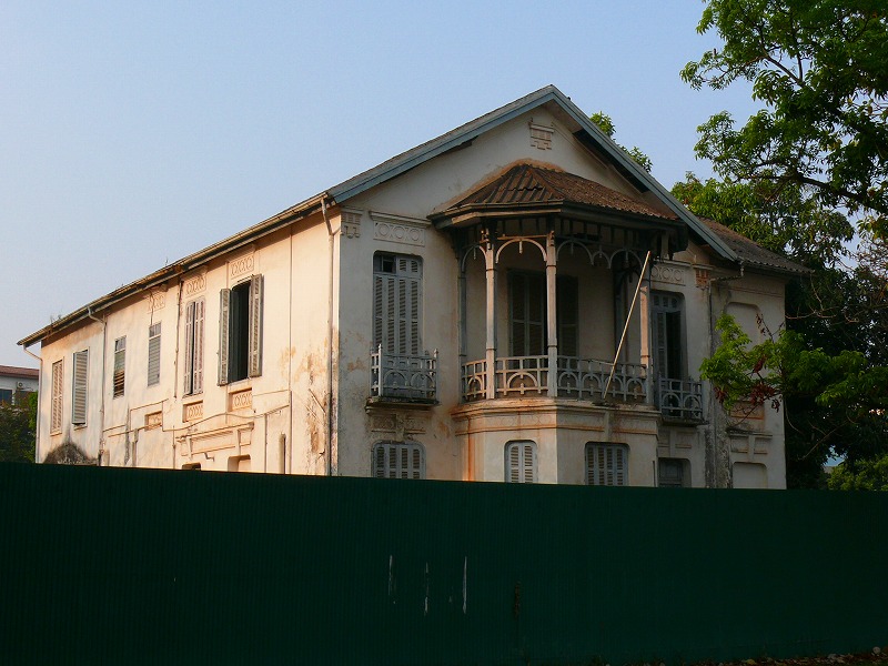 戦後の社会主義的ビルとフランス植民地時代の建物。