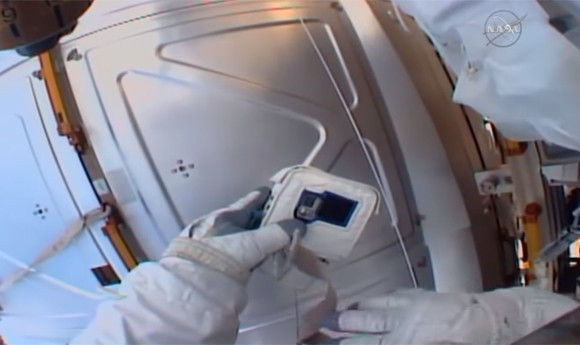 宇宙での失敗は結構悲惨。NASAの宇宙飛行士がSDカードを忘れて船外にでてしまった件