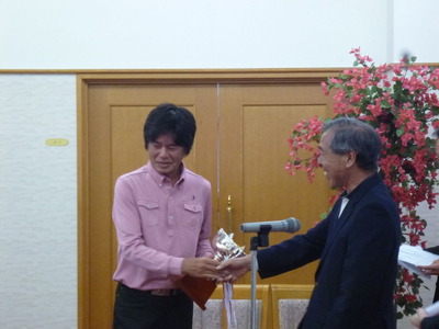優勝者へ優勝杯