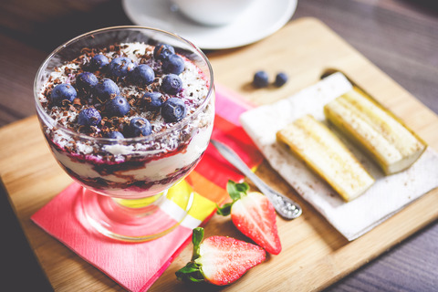 healthy-morning-dessert-blueberries-sundae-picjumbo-com