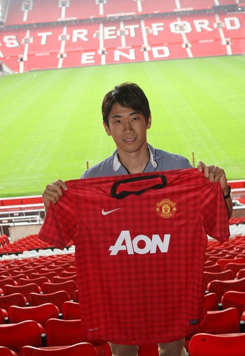 shinji_kagawa_poses_in_the_stand