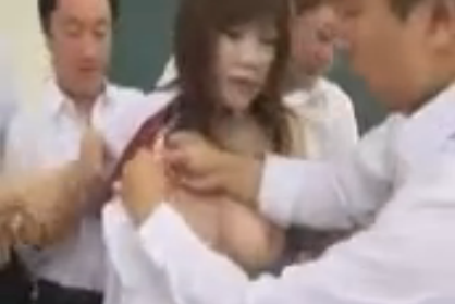 浜崎りお 生意気な巨乳娘を皆でレイプ ドリルバイブで潮吹き絶頂 レイプされてるのに感じてやがる