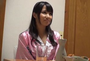 ピンクコンパニオンとツイスターゲーム
