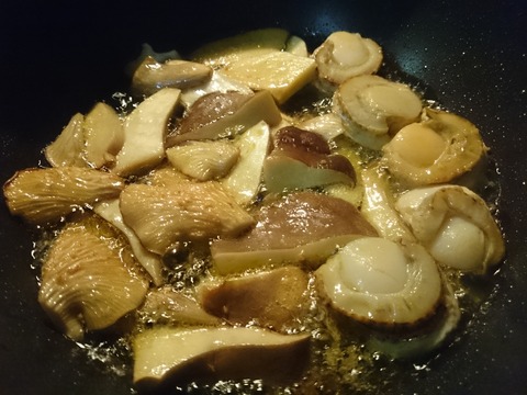 足太あわび茸と帆立のアヒージョ