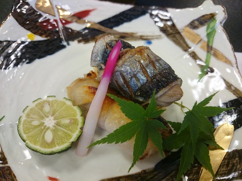 足太あわび茸の秋刀魚巻き(魚英)