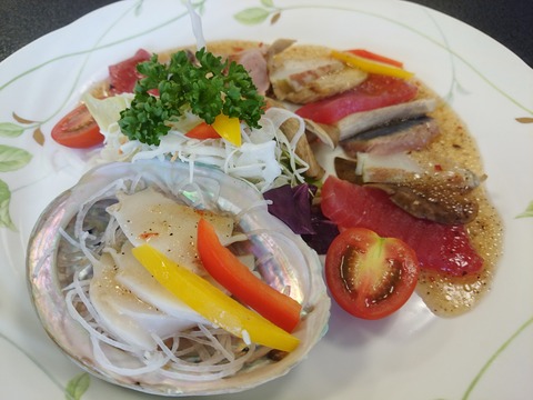 鮑と足太あわび茸のカルパッチョ(魚英)