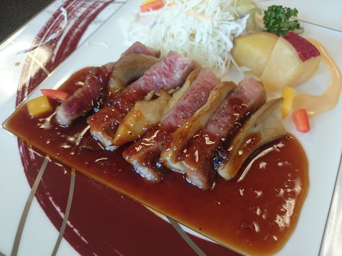 近江牛ステーキと足太あわび茸のミルフィーユ 魚英