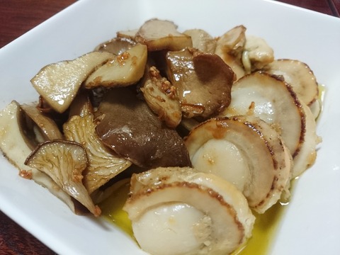 足太あわび茸と帆立のアヒージョ