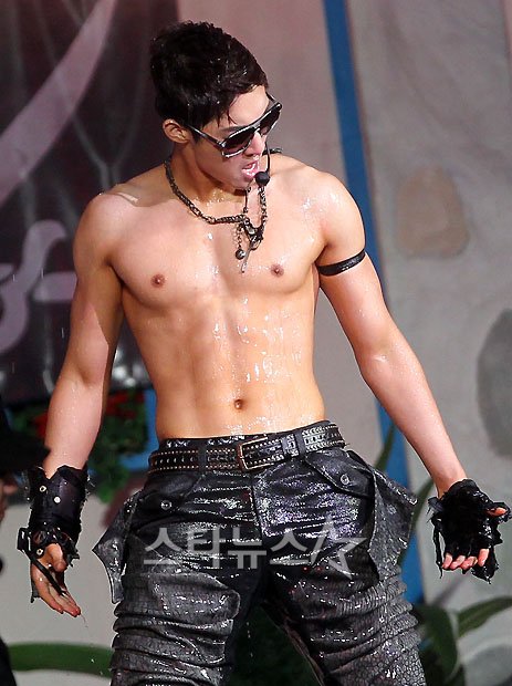 キム ヒョンジュン リーダー 暴風シックスパック I Lovely In House K Pop