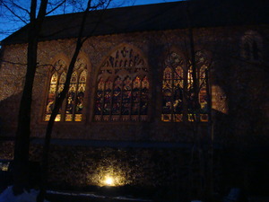 夕闇の中の那須ステンドグラス美術館