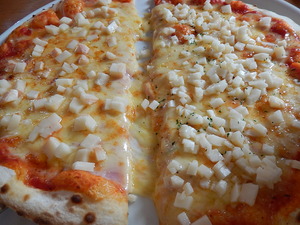 二種のウオッシュタイプのチーズのピザ
