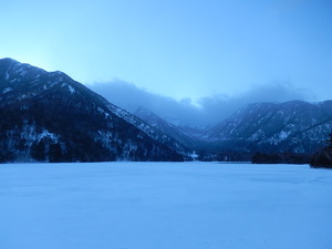 凍結した湯の湖
