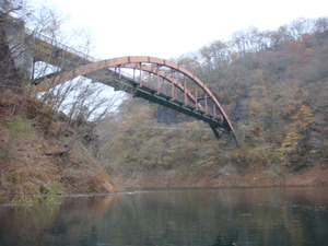 ダム湖の奥の橋