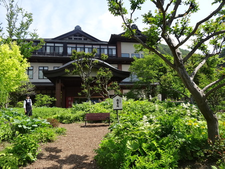 優香苑庭から正面
