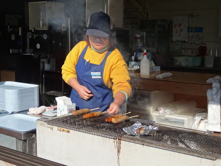 元気いっぱいのお姉さんが焼きあげてくれる♪
