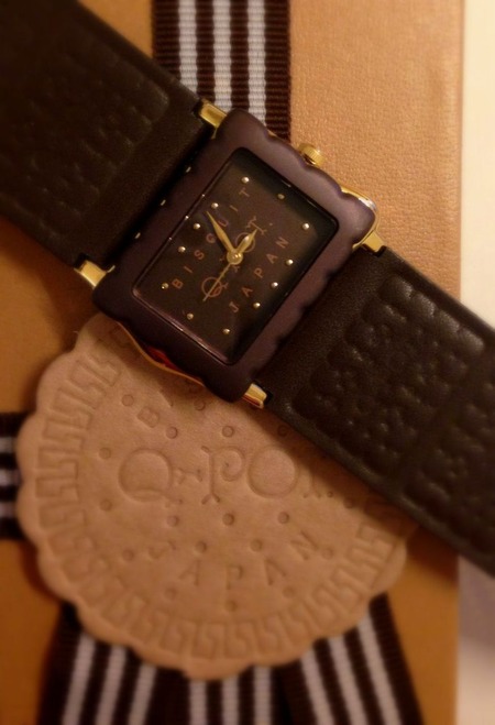 Q-pot.さんの新作です。チョコレートビスケットの時計“Choco Biscuit