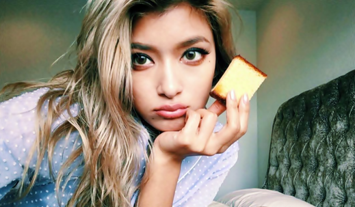 ローラ-1030-top